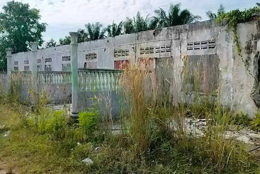 Rumah terbengkalai di Kampung Batu 7, Tongkang Pechah, yang menjadi lokasi rangka manusia beserta tengkorak ditemukan polis pada Januari lalu.