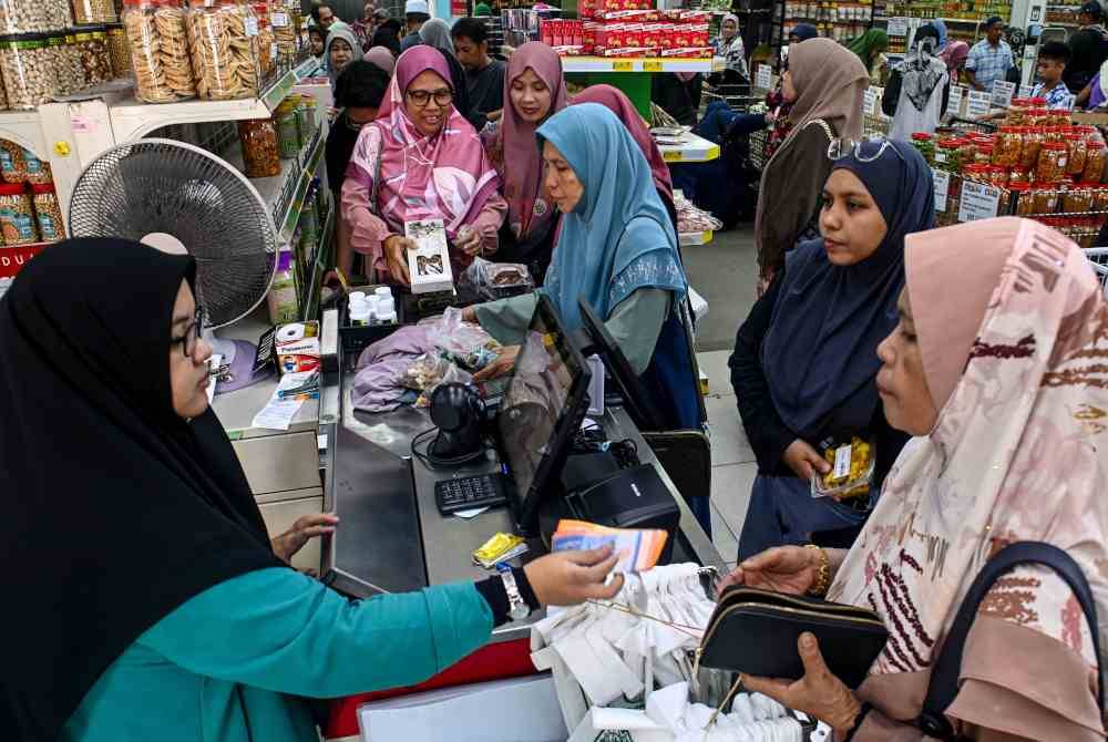 Orang ramai membeli buah kurma sebagai persediaan menyambut bulan Ramadan bagi juadah berbuka puasa semasa tinjauan di Pulau Kambing.