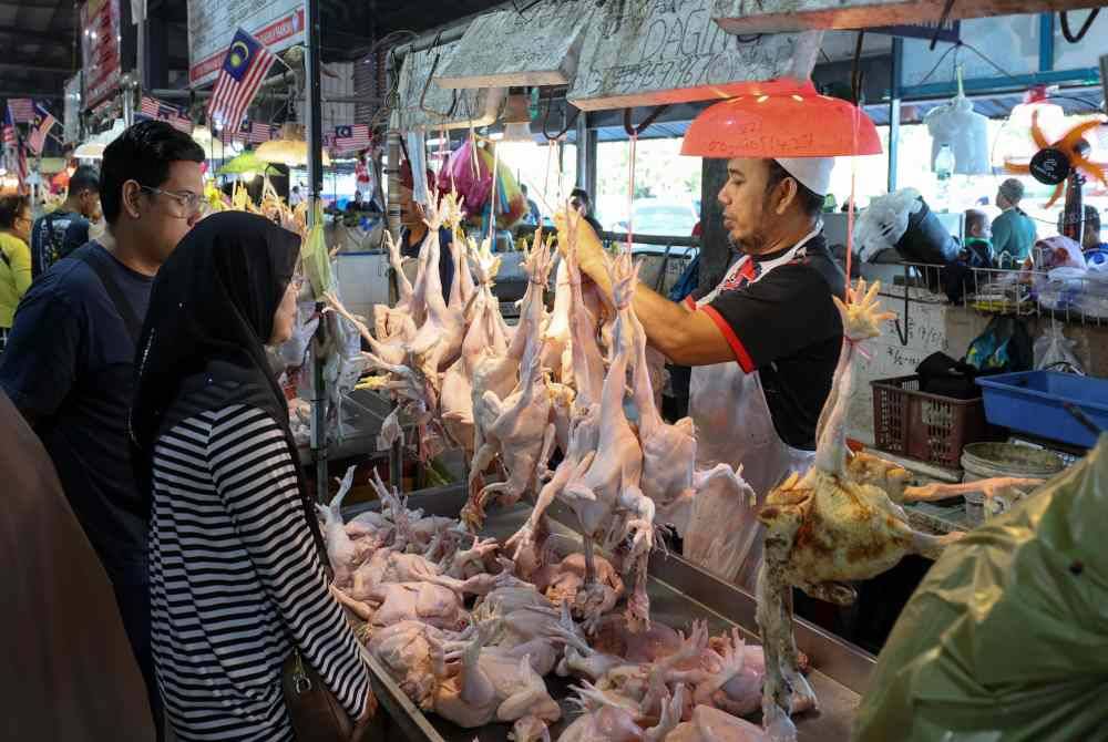 Ayam segar antara pilihan orang ramai untuk dijadikan juadah sahur dan berbuka semasa tinjauan persiapan menyambut Ramadan 1445 Hijriah di Pasar Chabang Tiga.