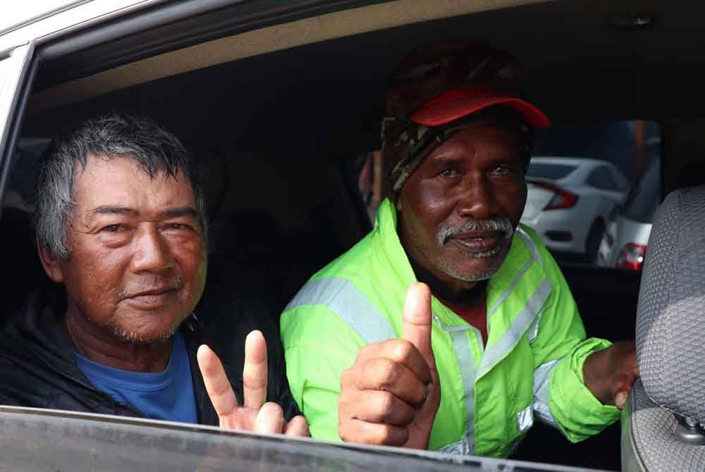 Zahari (kiri) dan Zakaria bersyukur terselamat selepas 36 jam berada di perairan Pahang susulan bot dinaiki mereka rosak.