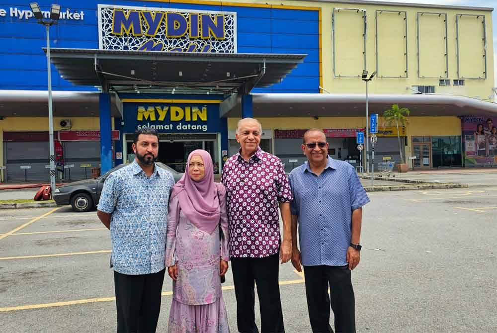 Ameer bersama ahli keluarganya tiba meninjau kebakaran pasar raya besar Mydin di Manjoi.