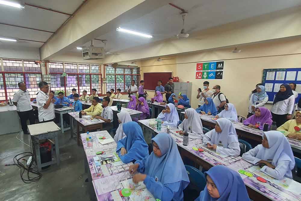 Abdul Said (kiri) ketika membuat tinjauan hari pertama persekolahan sesi 2024 di SMK Datuk Haji Ahmad Badawi pada Isnin.