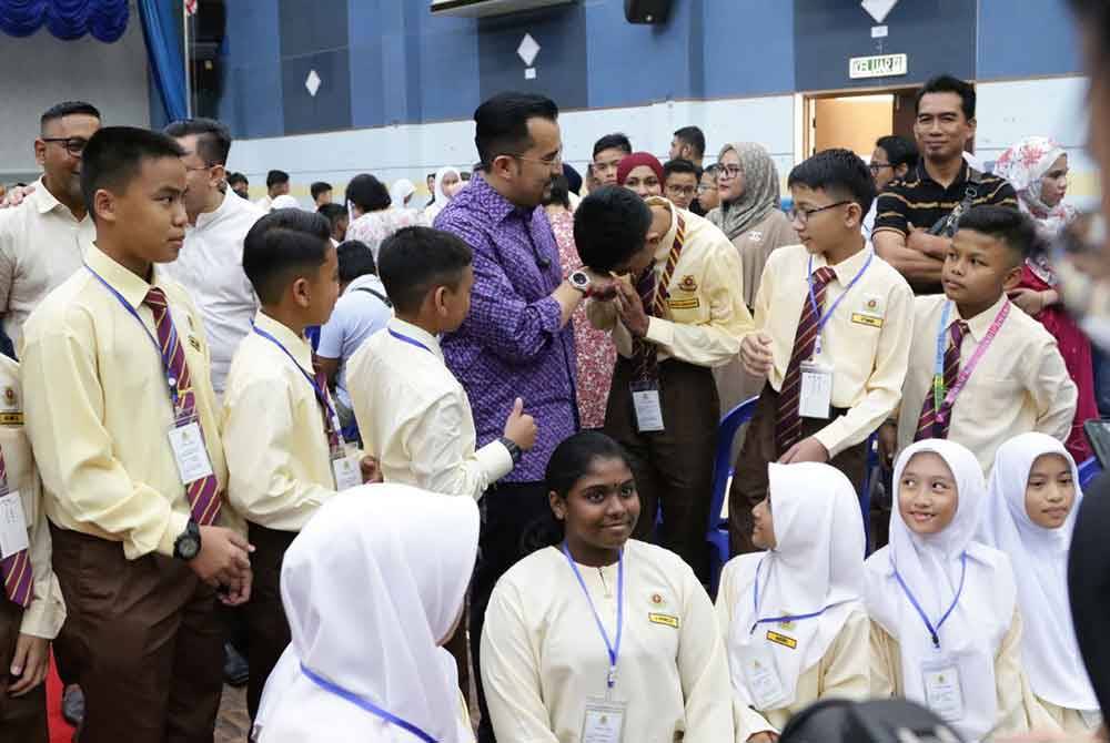 Asyraf Wajdi (tengah) bermesra bersama para pelajar MRSM Kuala Kubu Bharu.