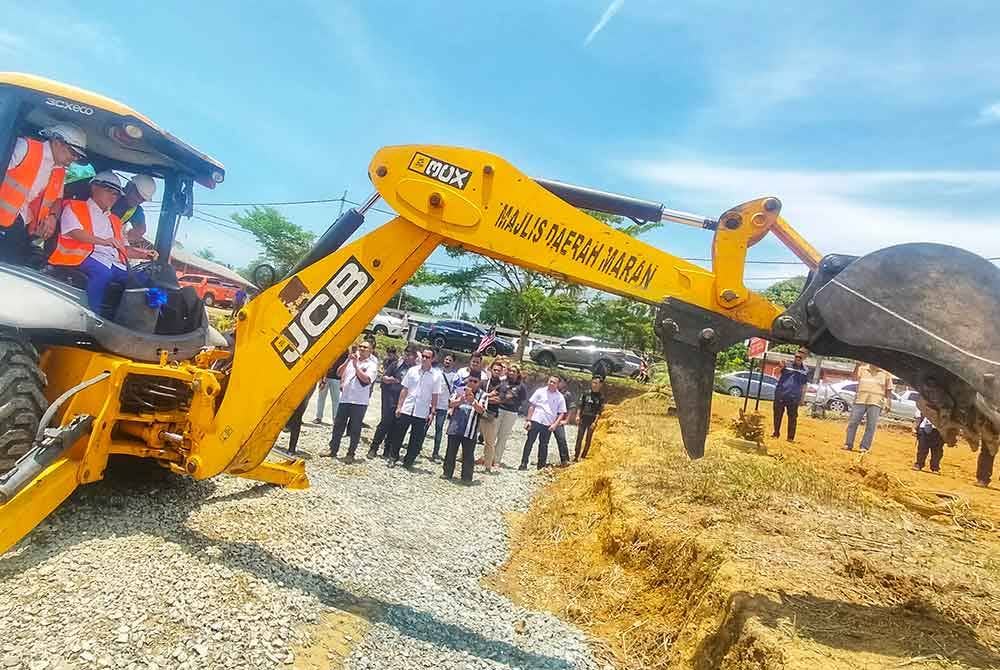 Wan Rosdy menyempurnakan simbolik Majlis Pecah Tanah STR Felda Pahang di Jengka 14. pada Isnin.