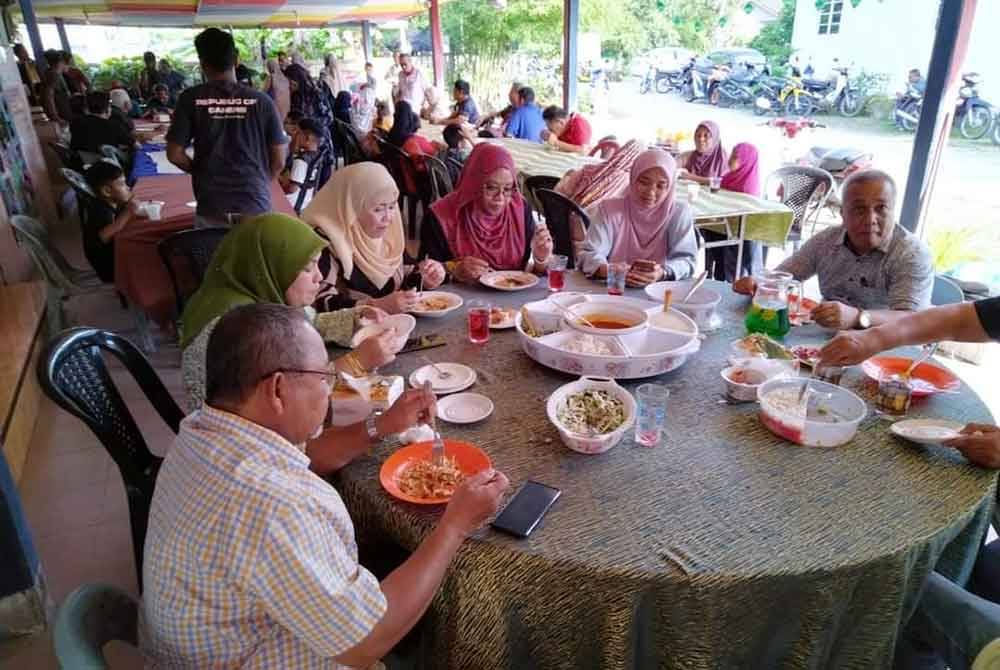 Sebahagian penduduk yang menghadiri program jom makan laksa dan laksam Terengganu di Rumah Komuniti Teratak Desa Gong Baru di Kuala Terengganu.