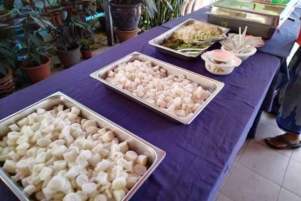 Antara juadah yang disediakan pada program jom makan laksa dan laksam Terengganu.