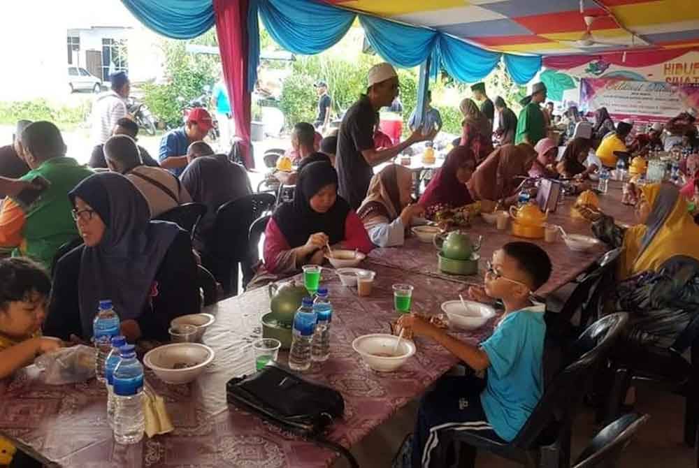 Program jom makan laksa dan laksam Terengganu merupakan acara tahunan menjelang Ramadan di Rumah Komuniti Teratak Desa Gong Baru, Kuala Terengganu.