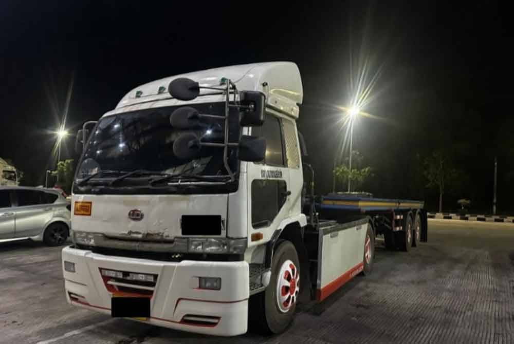 Lori treler yang ditahan pada malam Isnin. Foto Kastam Kedah