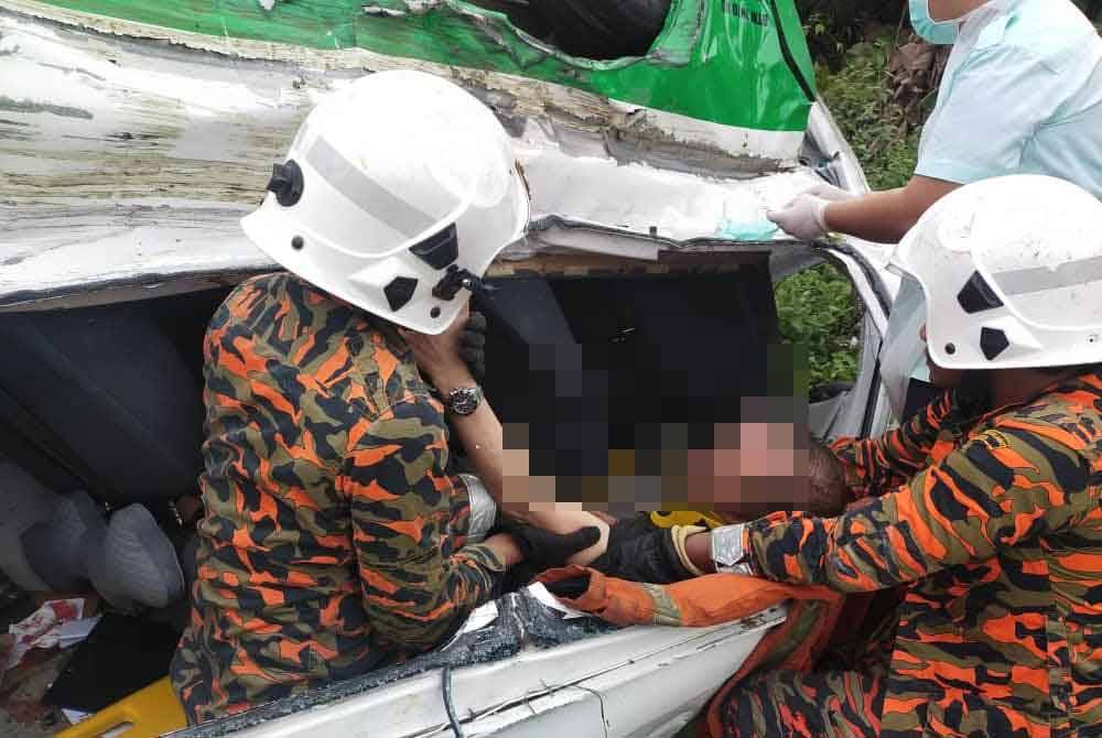 Bas persiaran yang membawa pelancong terbabas di tepi jalan dalam kejadian di Kilometer 20 Jalan Lumpang, Semporna.