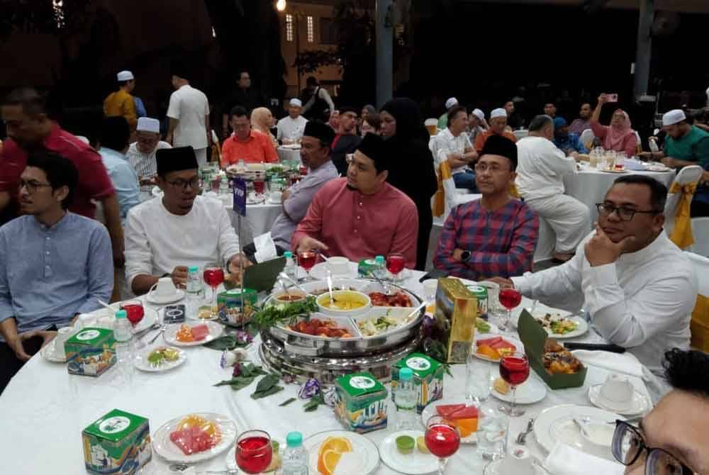 Muhammad Faiz (tengah) mengumumkan meletak jawatan termasuk berhenti sebagai ahli Bersatu pada 7 Ogos tahun lalu.