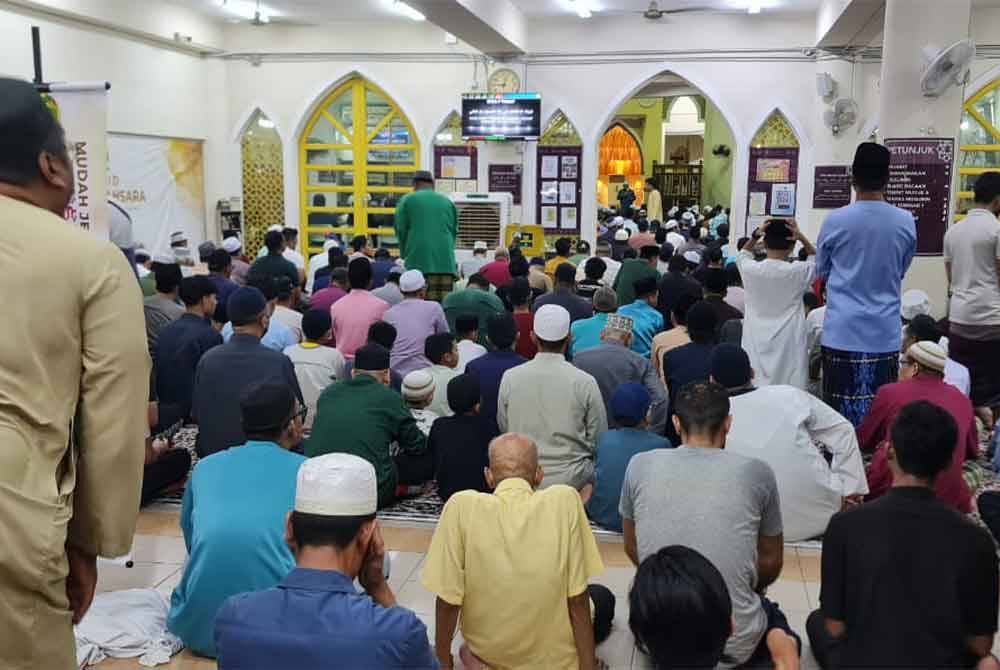 Ruang solat lelaki dan wanita dipenuhi jemaah untuk solat berjemaah sejak Maghrib.