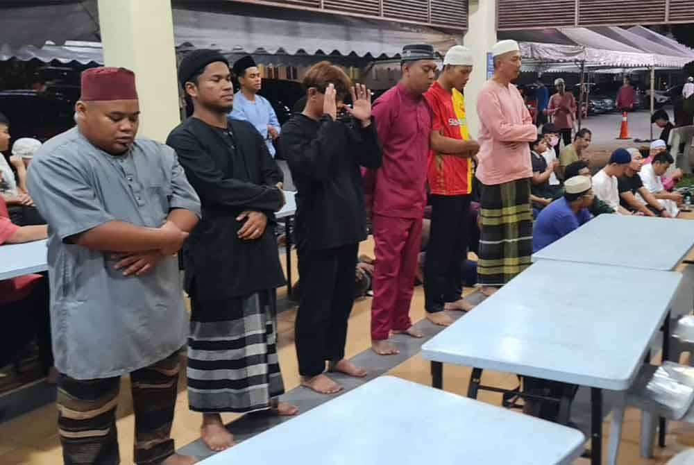 Jemaah turut memenuhi ruang makan untuk solat terawih di Masjid Kota Damansara.