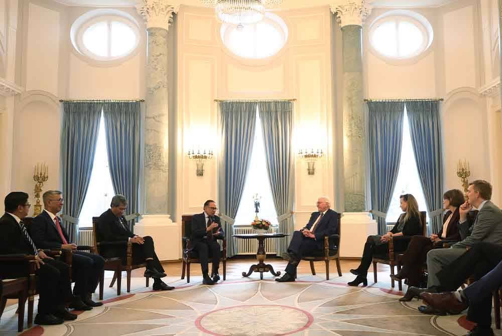 Anwar berbincang dengan Presiden Steinmeier ketika mengadakan kunjungan hormat di Bellevue Place. Foto Bernama