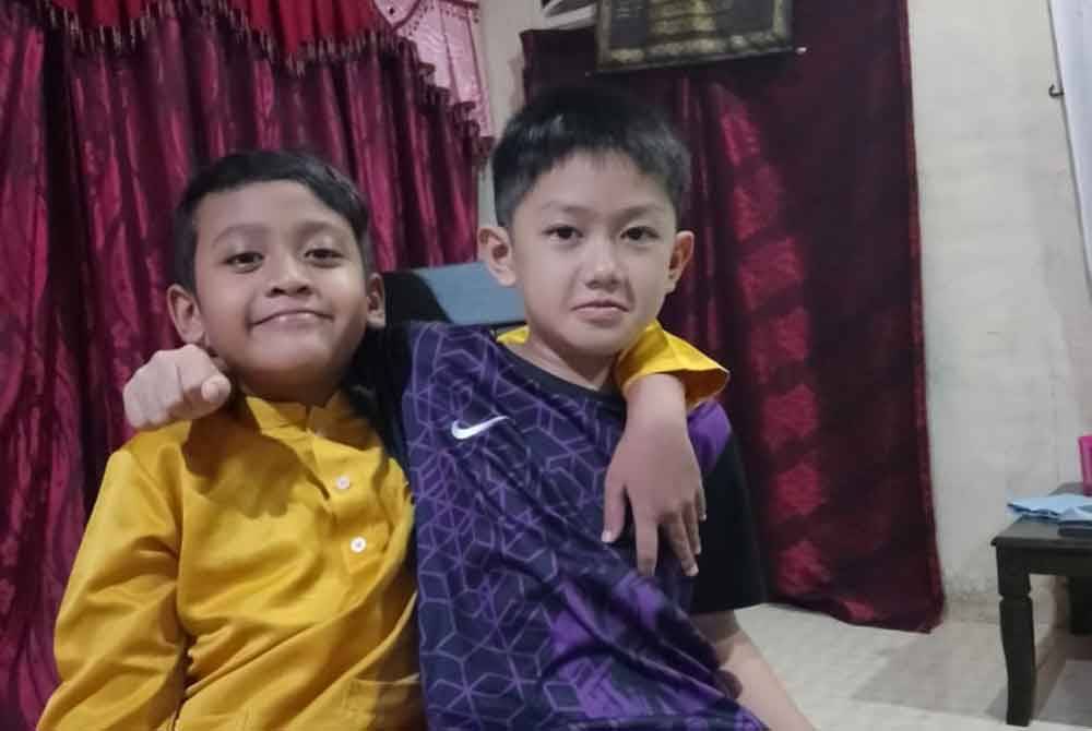 Attar Azim (kiri) bersama sepupunya, Fareez Uzair, 10, di kediaman datuk dan nenek mereka di Felda Trolak Utara dekat Sungkai. Foto: Ihsan keluarga