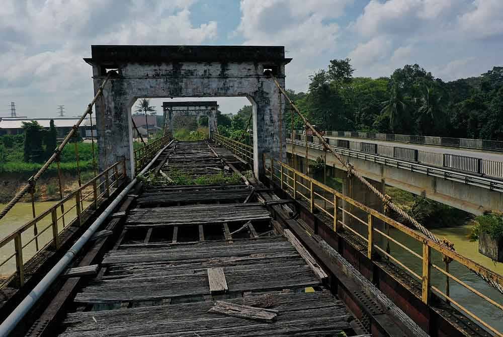Tinjauan di jambatan sepanjang 21 meter dan lebar sembilan Meter itu mendapati terdapat beberapa kesan retakan pada struktur binaan dan berlaku hakisan tanah berhampiran jambatan yang merentangi Sungai Nal itu. Foto Bernama