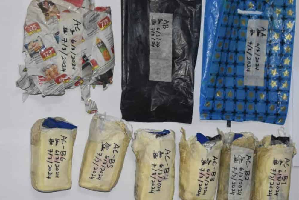 Anggota Kastam merampas pil dipercayai daripada seorang lelaki warganegara Thailand di Balai Ketibaan Antarabangsa, Terminal Feri Langkawi pada Rabu lalu. FOTO KASTAM KEDAH