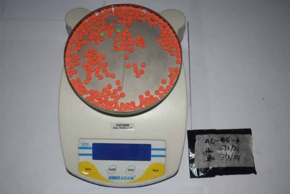 Pil dipercayai dadah yang dirampas Kastam negeri Kedah daripada seorang lelaki warganegara Thailand di Balai Ketibaan Antarabangsa, Terminal Feri Langkawi pada Rabu lalu. Foto Kastam Kedah.