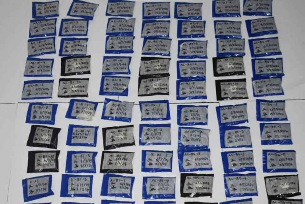 Pil dipercayai dadah yang dirampas Kastam negeri Kedah daripada seorang lelaki warganegara Thailand di Balai Ketibaan Antarabangsa, Terminal Feri Langkawi pada Rabu lalu. Foto Kastam Kedah.