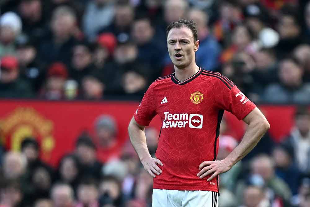 Reaksi pertahanan United, Jonny Evans ketika perlawanan menentang Everton di Old Trafford. Foto AFP