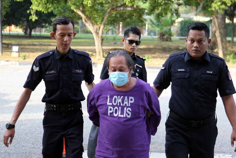 Chee Kooi Heng (tengah) didakwa di Mahkamah Majistret Seri Manjung pada Selasa kerana membunuh sepasang suami isteri di sebuah ladang sawit dekat Pantai Remis, minggu lalu.