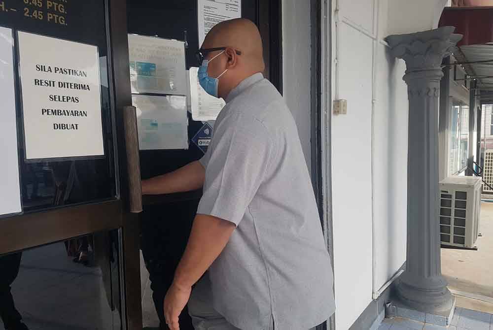 Tertuduh tiba di Mahkamah Majistret Bahau bagi pertuduhan mencabul.