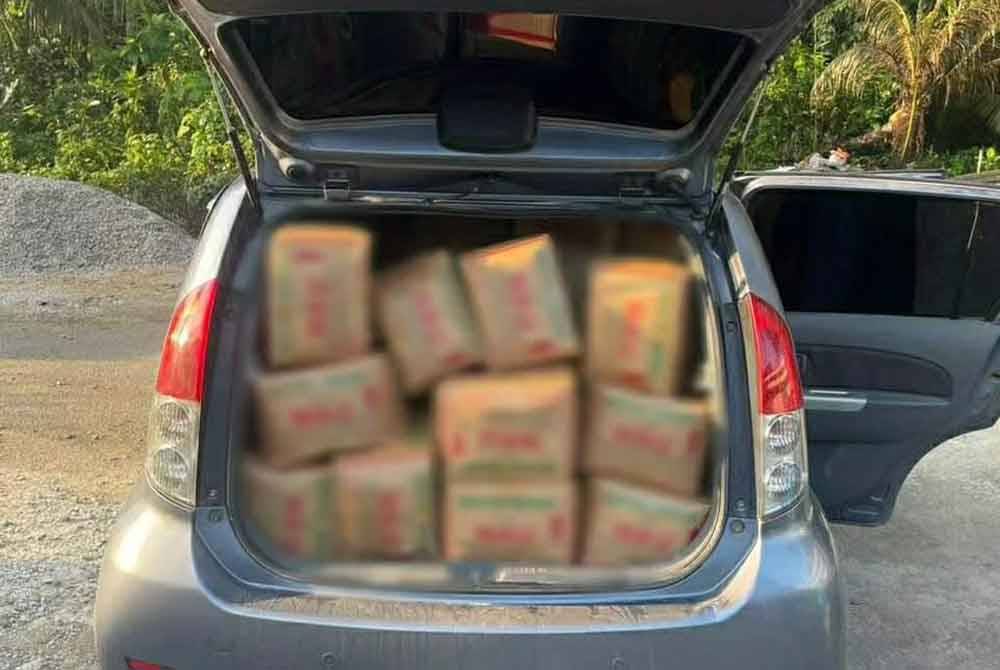 Pemeriksaan ke atas sebuah kenderaan jenis Perodua Myvi menemui 935kg minyak masak subsidi yang dipercayai untuk diseludup ke negara jiran.