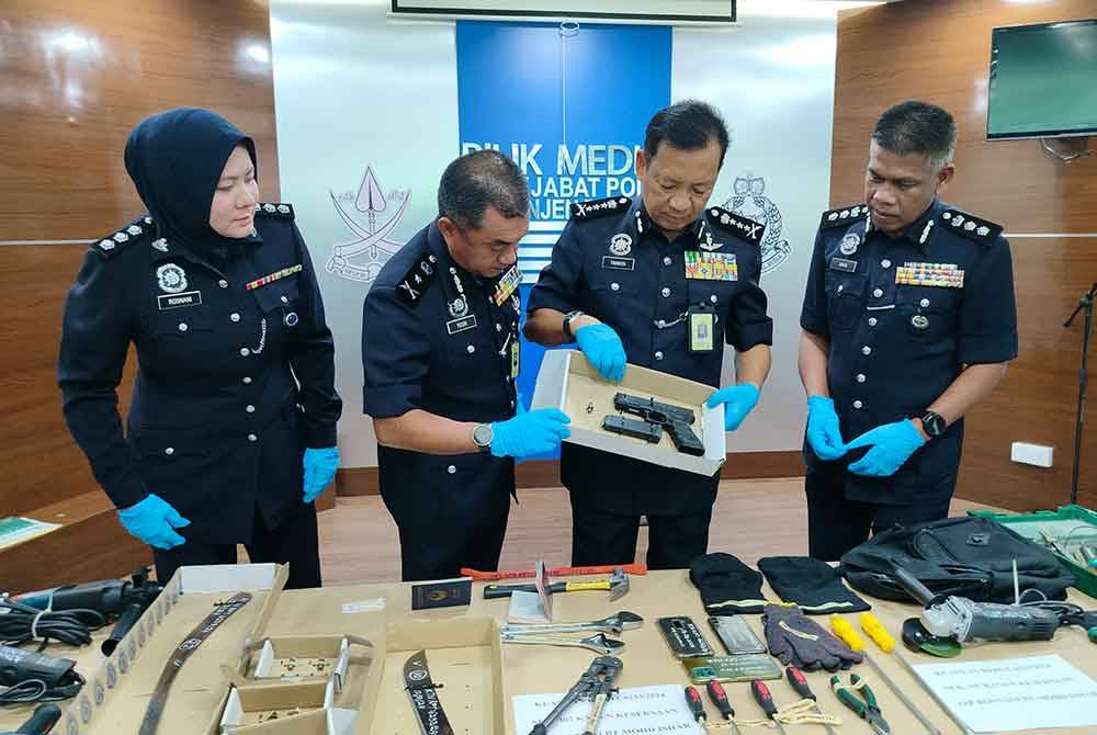 Yahaya (dua dari kanan) bersama Ketua Jabatan Siasatan Jenayah (JSJ) Pahang, Datuk Mohd Yusri Othman (dua dari kiri) dan Ketua Polis Daerah Kuantan, Asisten Komisioner Wan Mohd Zahari Wan Busu (kanan) serta pegawai penyiasat menunjukkan pistol jenis Glock 17 yang digunakan suspek.