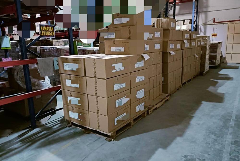 KPDN Kedah melakukan serbuan di sebuah kilang pemprosesan minuman dan stor penyimpanan di Kawasan Perusahaan Mergong 2 kerana menggunakan cap dagangan disyaki palsu pada Isnin.