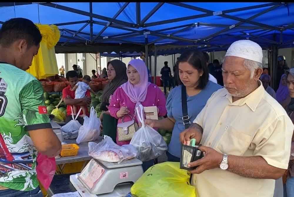 Orang ramai memenuhi kedai milik Zuhairi bagi mendapatkan ikan dengan harga murah.