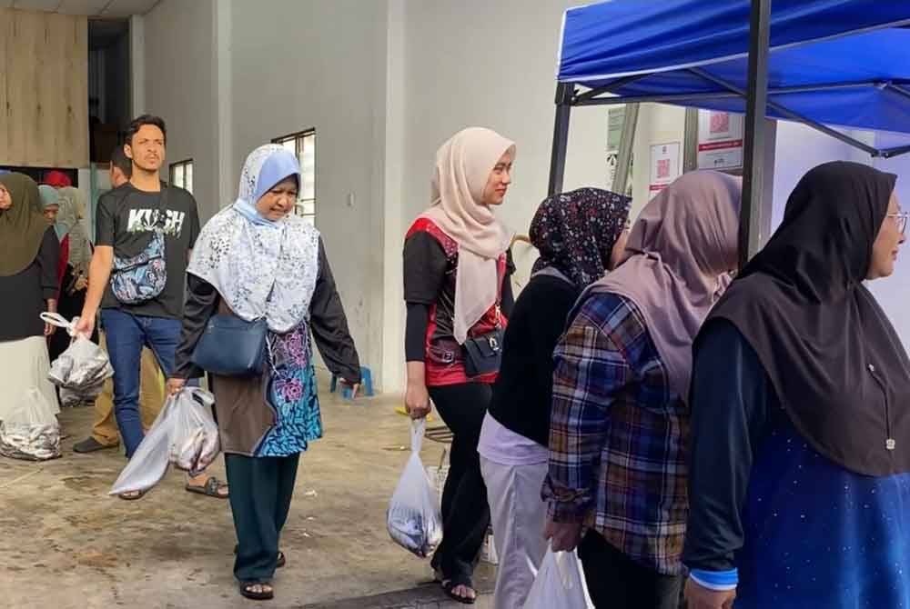 Orang ramai beratur panjang mendapatkan ikan selayang dengan harga 70 sen sekilogram.