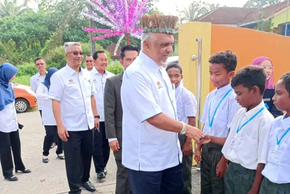 Jelani (kiri) bersama Shafruddin (tengah) beramah mesra bersama pelajar sekolah K9 di SK Sungai Berua, Hulu Terengganu.