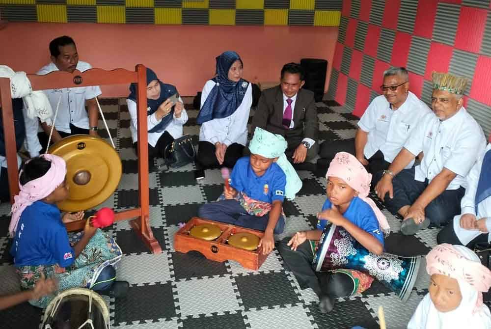 Jelani (dua dari kanan) bersama Shafruddin (kanan) menyaksikan persembahan pelajar di SK Sungai Berua, Hulu Terengganu.