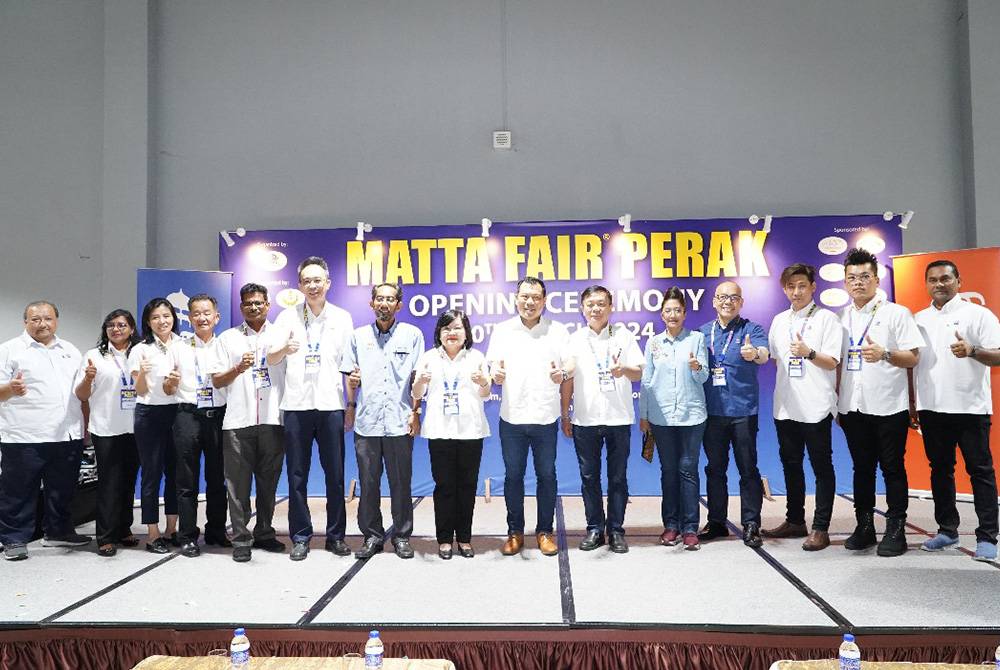 Sze Yee (tujuh dari kanan) merasmikan MATTA Fair Perak ke-32 di Ipoh. Foto Ihsan MATTA Fair
