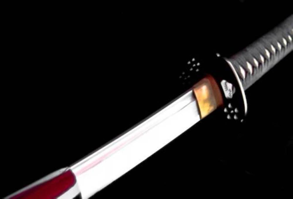 Seorang lelaki ditahan selepas menyimpan dua pedang samurai di dalam kenderaannya. Gambar hiasan