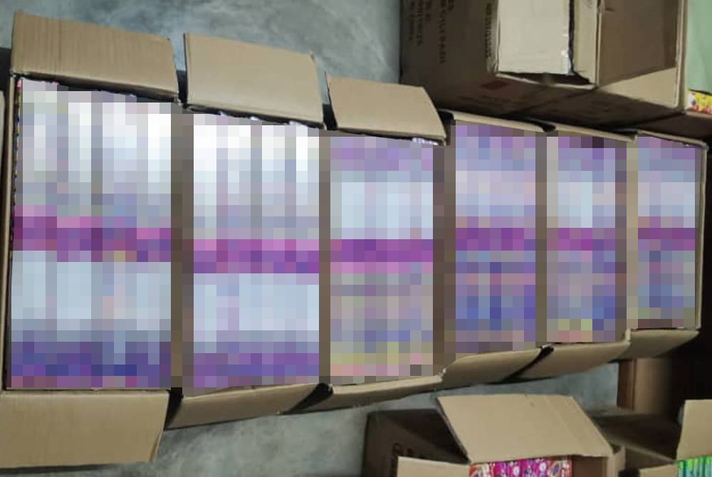 Antara bunga api dirampas dalam serbuan di Jalan Padang Nyu, Arau, pada Isnin.