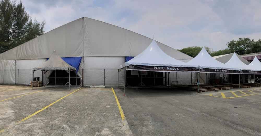 Khemah tertutup disediakan sekiranya hujan yang boleh memuatkan 1,600 orang