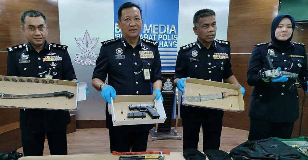 Yahaya (dua dari kiri) bersama Ketua JSJ Pahang, Datuk Mohd Yusri Othman (kiri) dan Ketua Polis Daerah Kuantan, Asisten Komisioner Wan Mohd Zahari Wan Busu (dua dari kanan) serta pegawai penyiasat menunjukkan pistol jenis Glock 17 dan parang yang ditemui dalam kenderaan suspek.