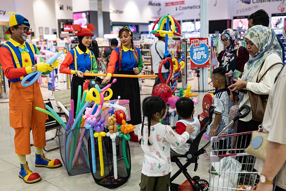 Gelagat tiga badut sekeluarga menyantuni pelanggannya ketika ditemui baru-baru ini. Foto Bernama 