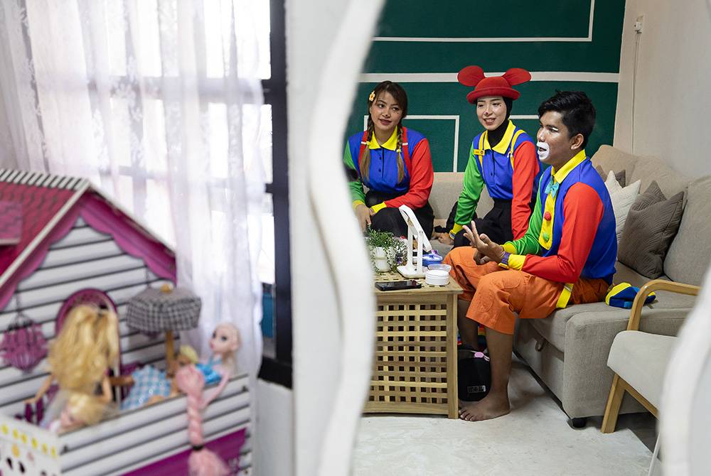 Mereka mengenepikan rasa malu menjadikan kerjaya sebagai badut. Foto Bernama