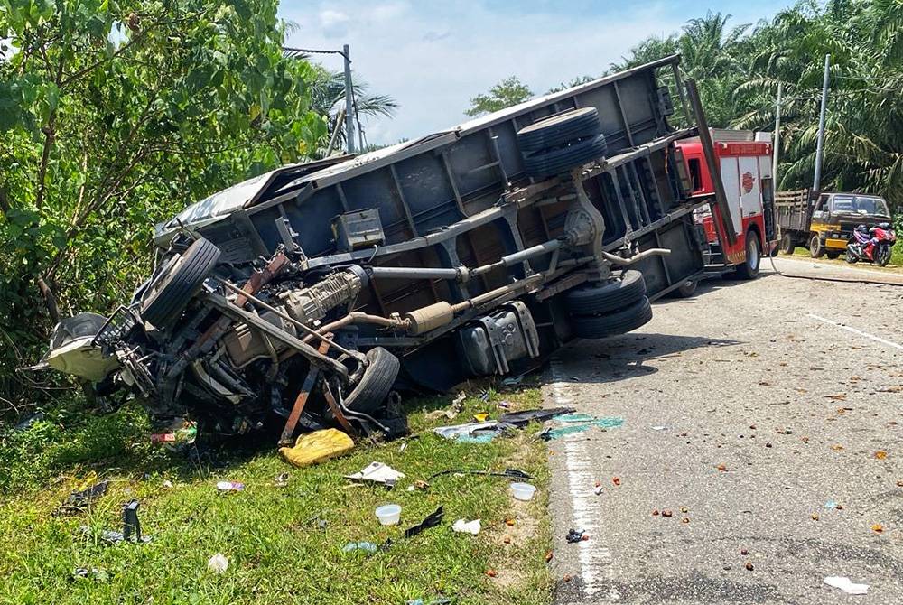 Keadaan salah satu lori yang terlibat dalam kejadian tersebut. Foto ihsan PDRM