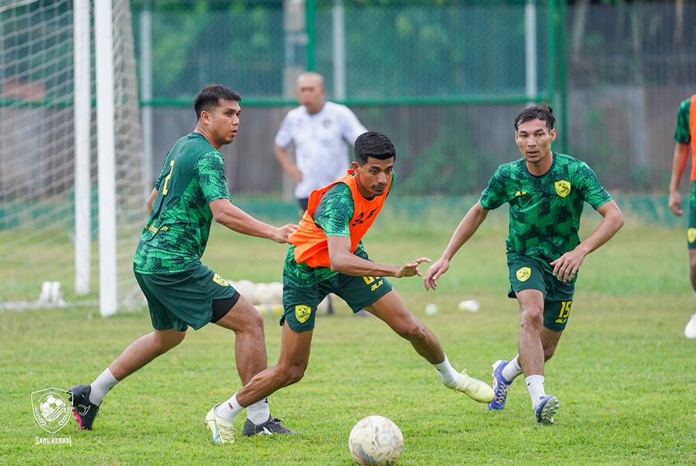 Halim (tengah) giat menjalani latihan bersama pemain KDA FC pada pramusim 2024-2025 di Alor Setar. Foto KDA FC