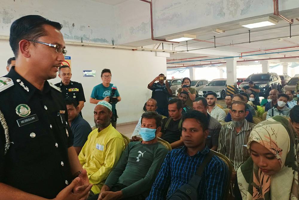 Meor Hezbullah (kiri) meninjau pelaksanaan Program Repatriasi Migran (PRM) di Jabatan Imigresen Perak pada Selasa.