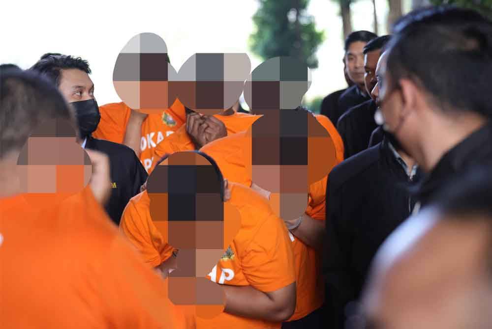 Empat penjawat awam direman empat hari kerana disyaki menerima rasuah lebih RM5 juta daripada sindiket penyeludupan.