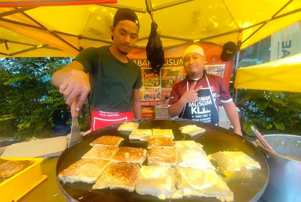 Hanif (kanan) memaklumkan harga martabak naik 50 sen pada tahun ini.
