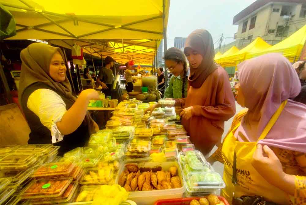 Kuih-muih tanpa mengira jenis seperti karipap masih kekal 60 sen sebiji.
