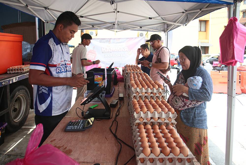 Penduduk Desa Pandan, Kuala Lumpur tidak melepaskan peluang menghadiri Program Jualan Rahmah (PJR) Bergerak sempena Ramadan pada Selasa.