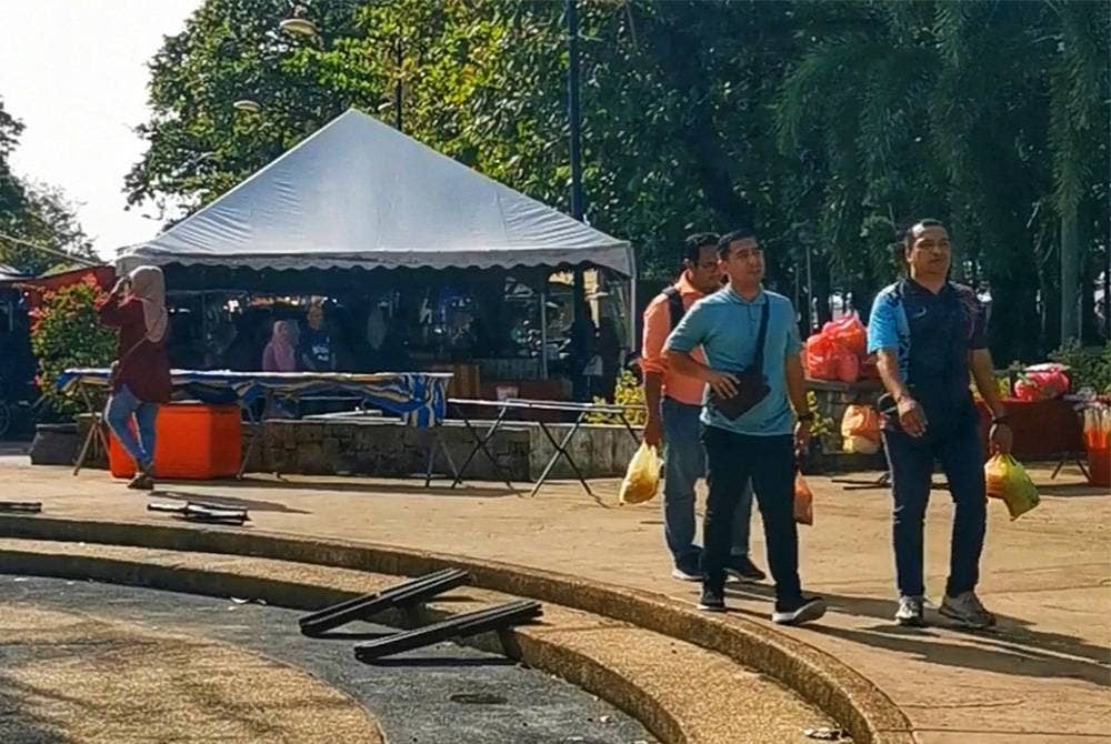 Bazar Ramadan Dataran Shahbandar di Kuala Terengganu menjadi tumpuan ramai untuk membeli juadah berbuka.