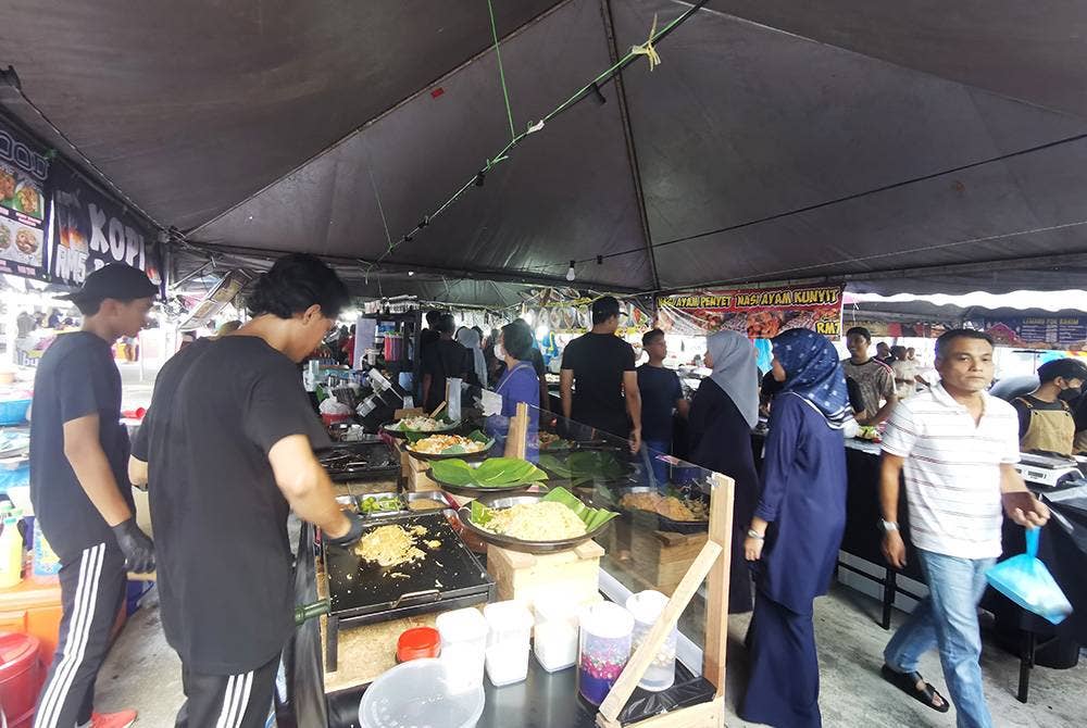 Pengunjung Bazar Ramadan Dataran Shahbandar memilih juadah untuk berbuka puasa.