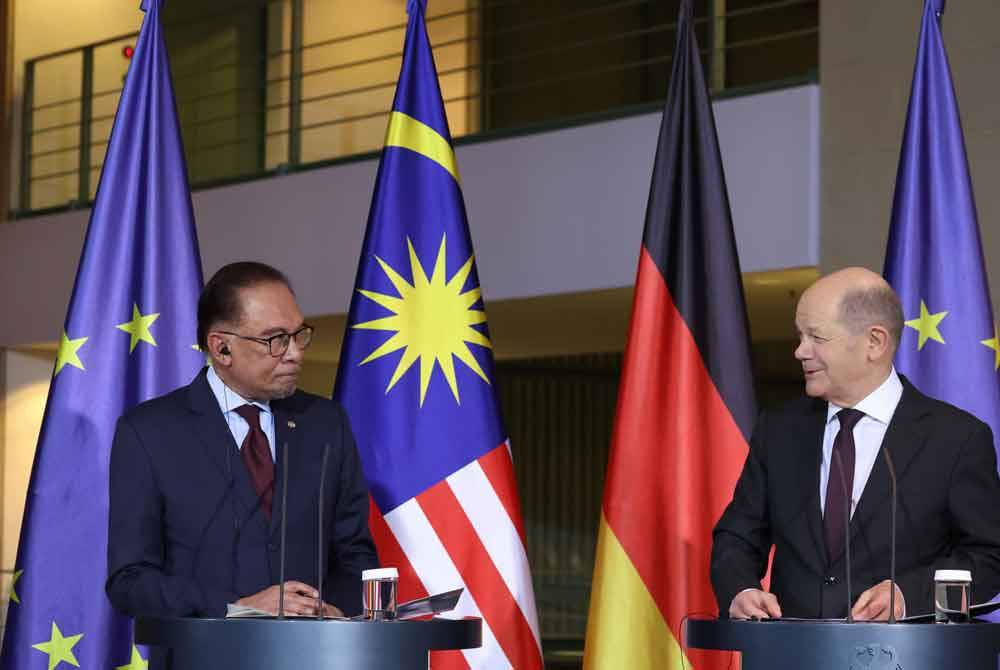 Anwar bersama Olaf Scholz ketika sidang akhbar bersama pada Majlis Sambutan Rasmi bersempena dengan lawatan rasmi enam hari beliau di Federal Chancellery, hari ini. Foto Bernama