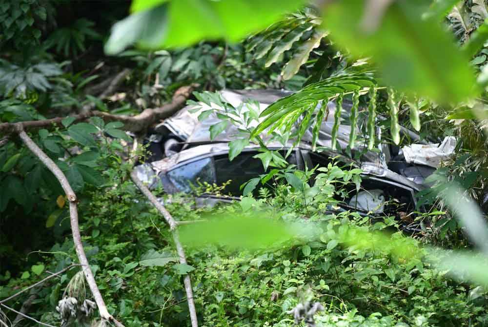 Keadaan kereta mangsa yang remuk akibat terjunam ke dalam gaung setinggi 45 meter.